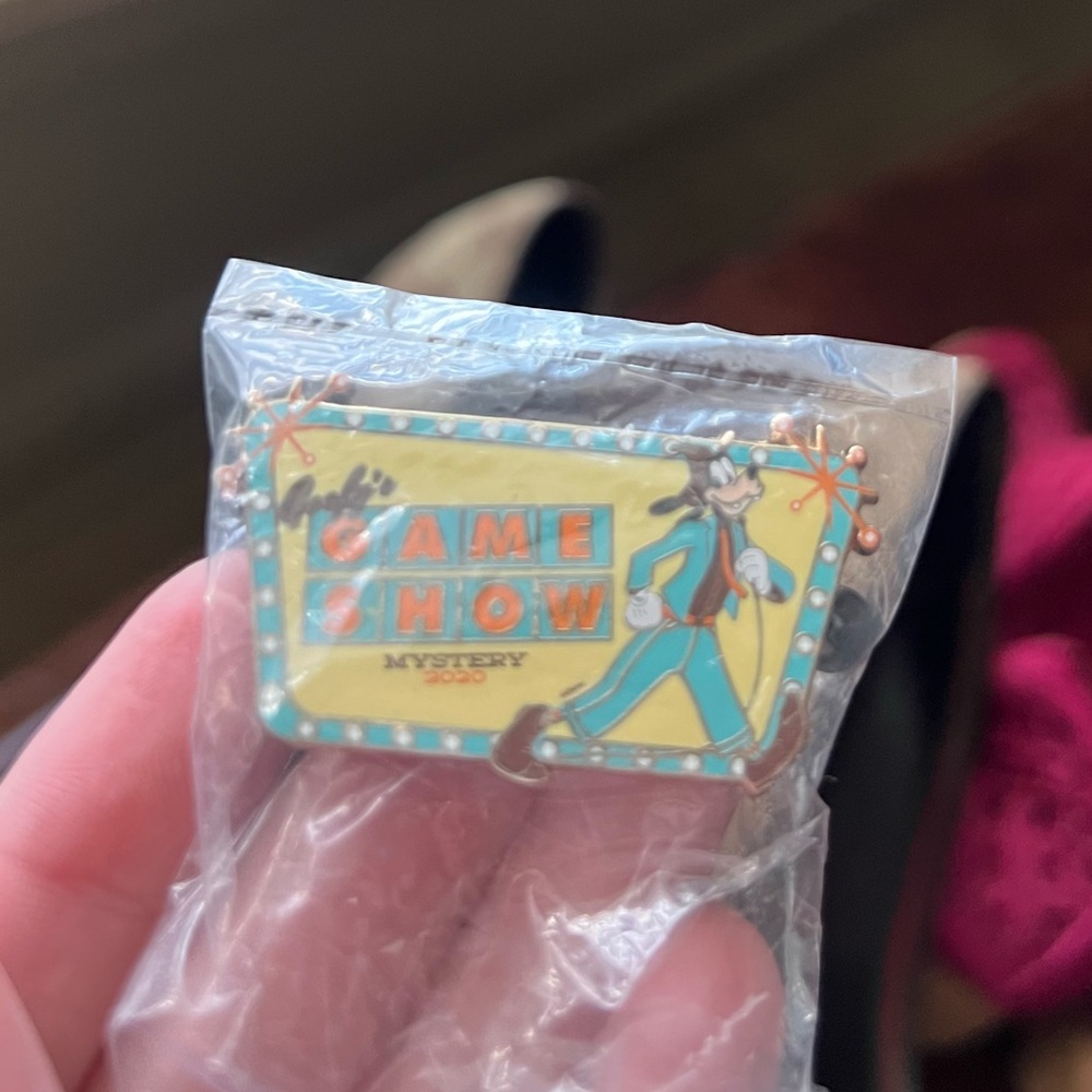 CAST MEMBER EXCLUSIVE NWT Disney Goofy’s Game Show trading Pin 2020